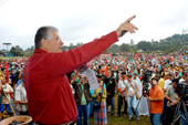 O governador Roberto Requi�o comandou o plantio de 10.000 �rvores no parque Newton Freire Maia. Cerca de oito mil pessoas � entre membros da Via Campesina nacional e internacional, Movimento dos Trabalhadores Rurais Sem Terra (MST) e autoridades - participaram do plantio inicial de duas mil �rvores, na bacia do Ira�. Foto: Julio Covello-SECS